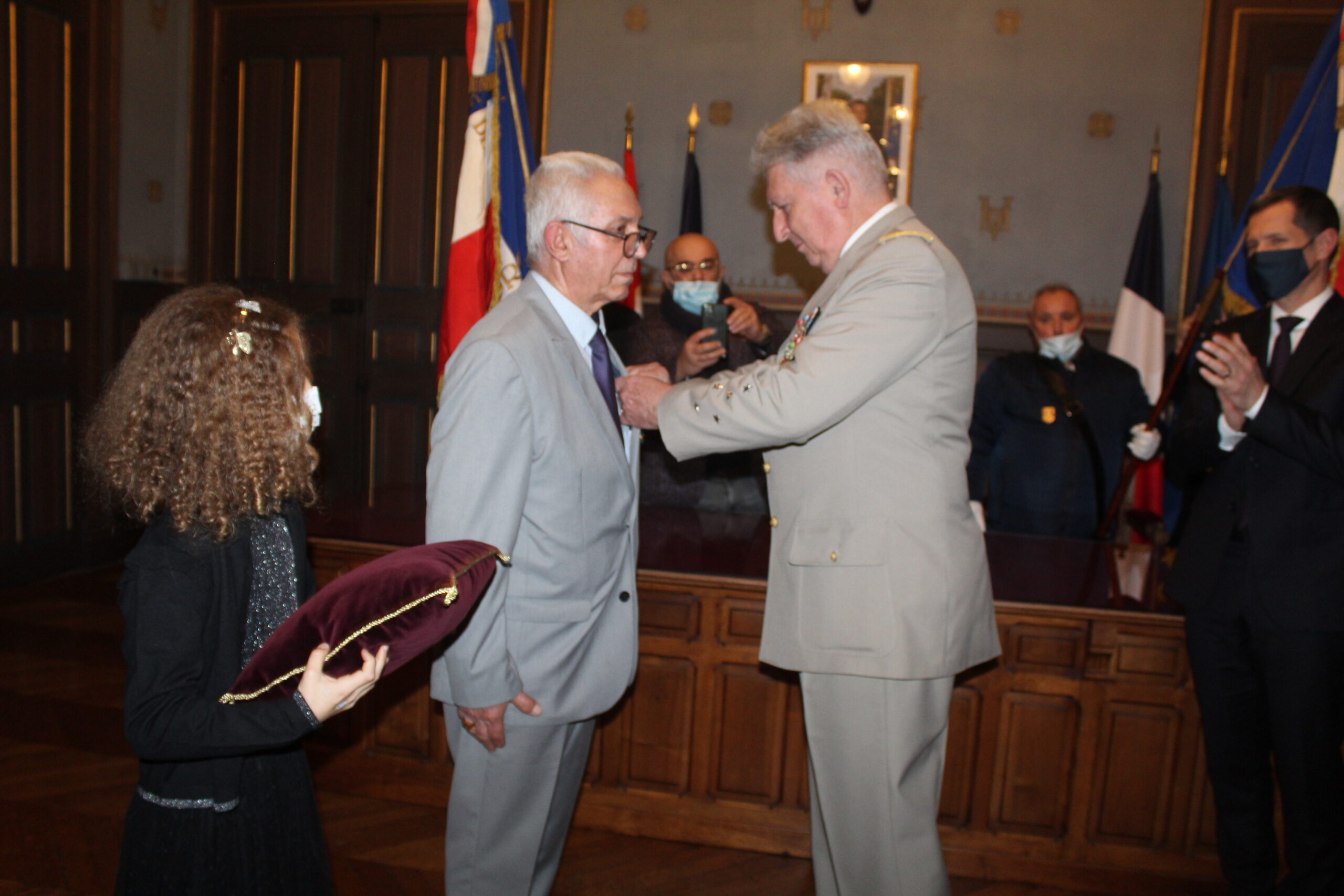 Georges Eretzian décoré de la médaille d&rsquo;Officier de l’Ordre national du Mérite à la Mairie de Valence (Drôme)