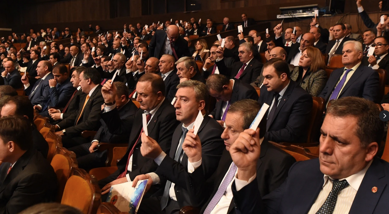 D&rsquo;anciens alliés de Serge Sarkissian défendent les couleurs de Pachinian