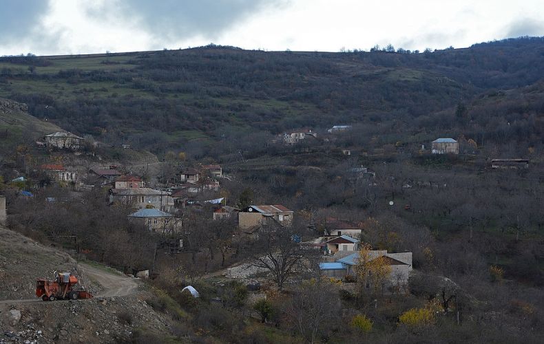 Tirs depuis un position azérie en direction des habitations du village arménien de Mkhitarashen près d’Askeran