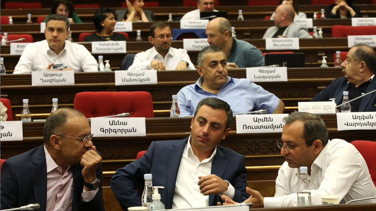 L’opposition demande la levée de l’interdiction de quitter le territoire frappant certains de ses députés