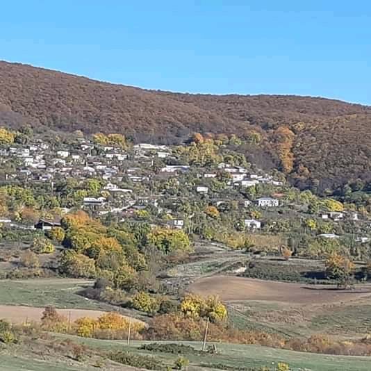 Près du monastère d’Amaras (Artsakh) les soldats Azéris ont tiré sur des villageois Arméniens de Saroushen travaillant dans les champs