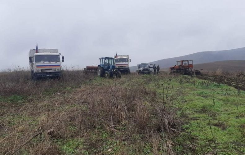 Les tracteurs des villageois Arméniens pris pour cible par les Azéris près du monastère d’Amaras furent ramenés par les forces russes de paix en Artsakh