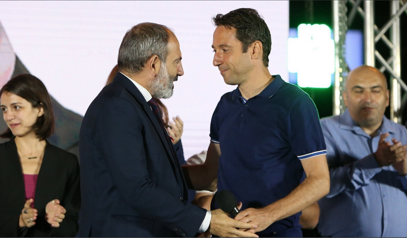 Le parti Contrat civil au pouvoir lâche le maire de Erevan
