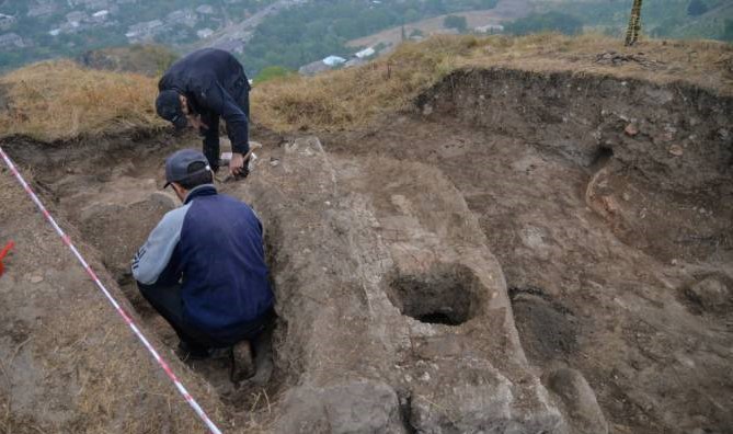 Découverte des tombes antiques de deux guerrières par des archéologues dans la région de Chirak n Arménie