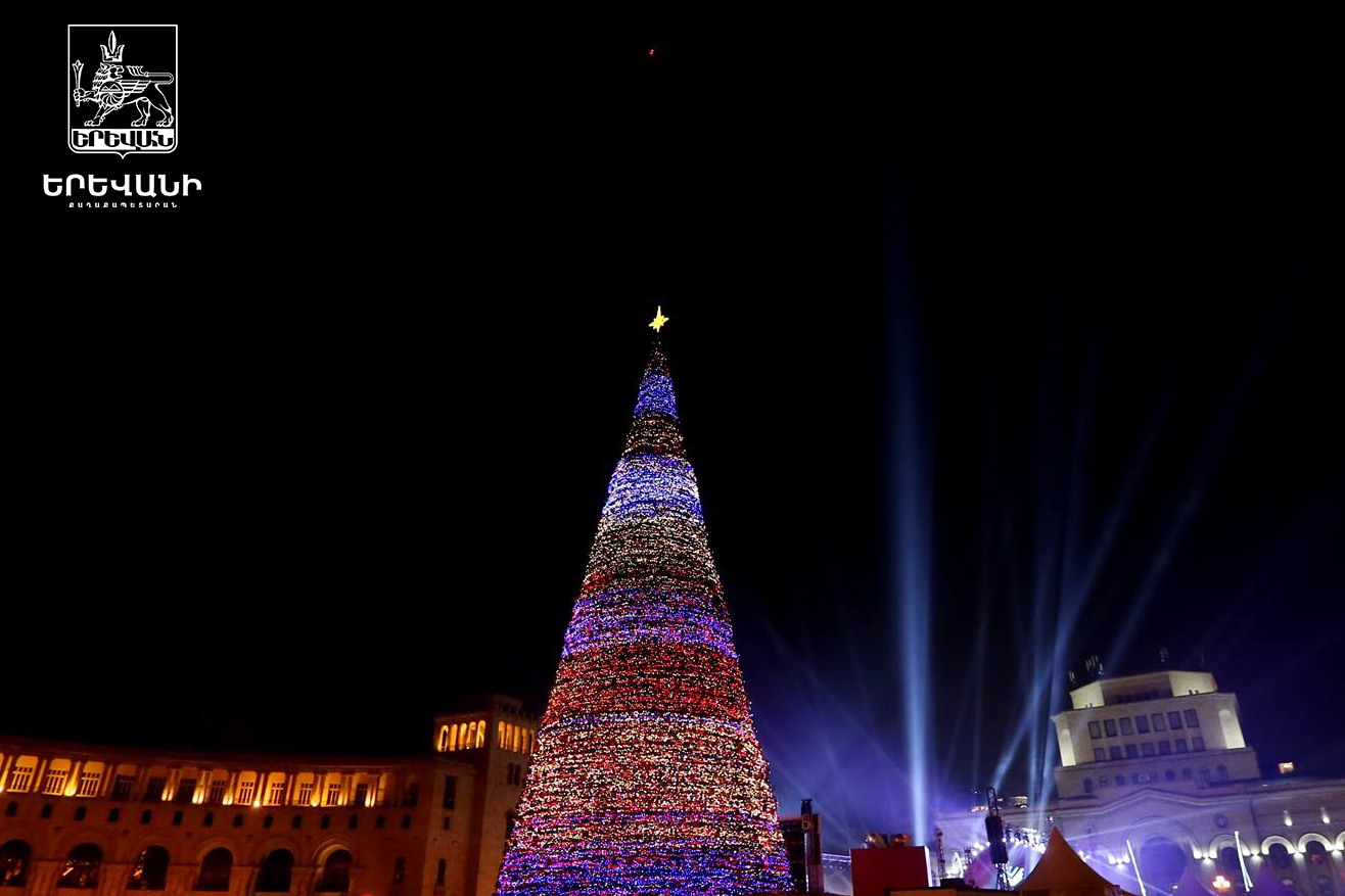 L’Arbre de Noël géant de la Place de la République à Erévan fut éclairé ce soir