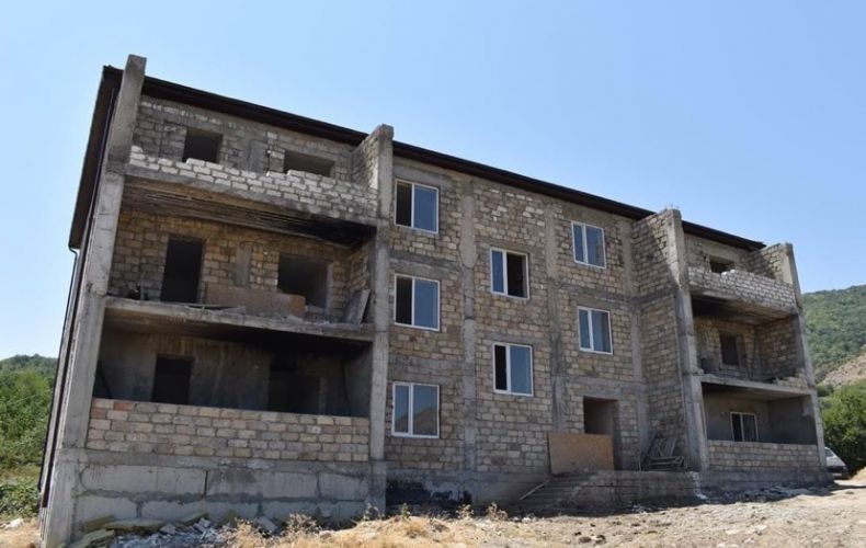 La construction d&rsquo;un immeuble résidentiel de trois étages à Djartar dans la région de Martouni (Artsakh) en cours d’achèvement