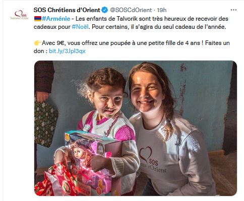 Les enfants de Talvorik sont très heureux de recevoir des cadeaux pour Noël.