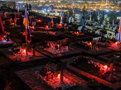 Veillée ce soir du Nouvel An au cimetière des héros de Yerablour à Erévan