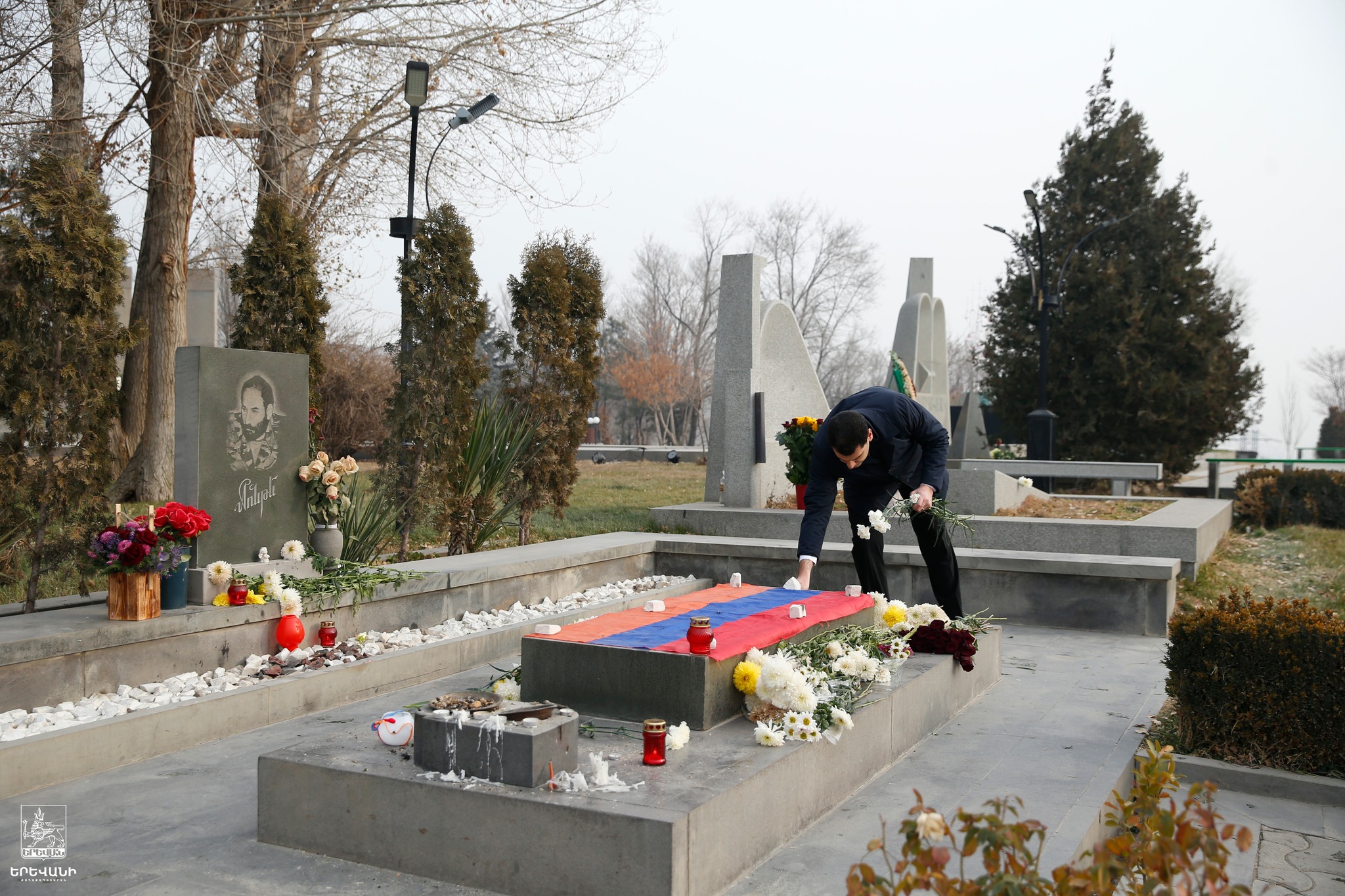 Ce matin Hratchya Sargsyan le nouveau maire d’Erévan s’est rendu au cimetière militaire des héros à Yerablour (Erévan) pour rendre hommages aux combattants morts pour la Patrie