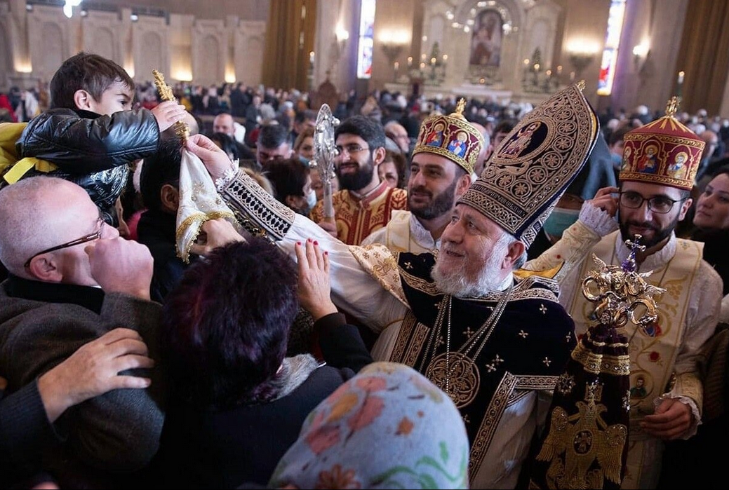 Le Catholicos critique le pouvoir