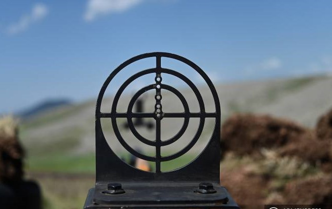 Un véhicule civil pris pour cible par les Azéris a brûlé au village arménien de Karmir Shuka (Arrsakh)