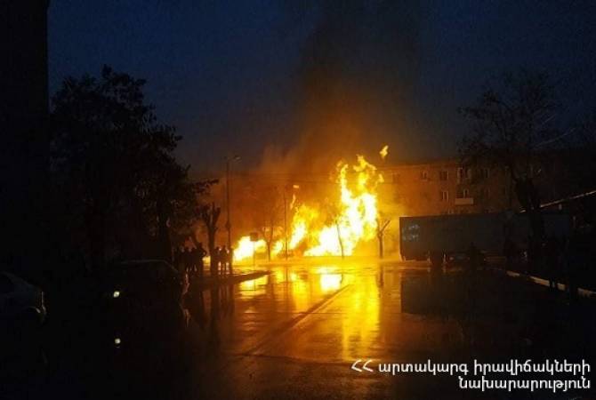 Une voiture percute à Erévan des tuyaux de gaz et prend feu, son conducteur est carbonisé