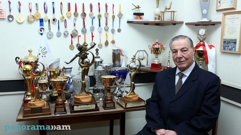 La légende de 92 ans Albert Azaryan de retour aux exercices quotidiens
