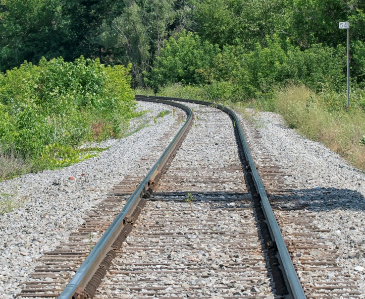 Une commission est chargée de la restauration des voies de chemin de fer