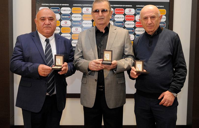 Médaille d&rsquo;or au premier président de la Fédération arménienne de football Nikolaï Ghazaryan