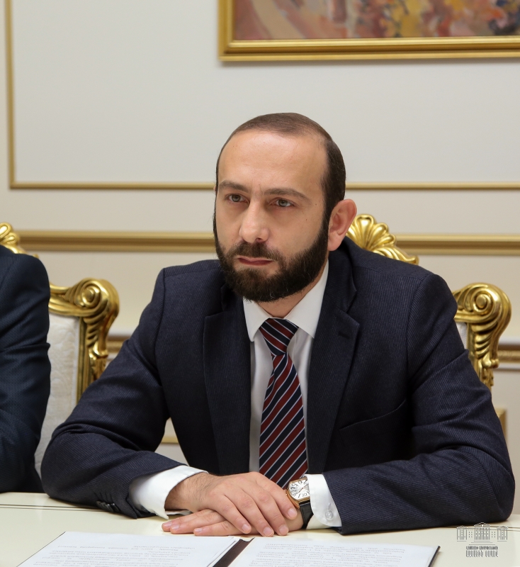 Ou comment Ararat Mirzoyan et Mevlüt Çavuşoğlu discutent