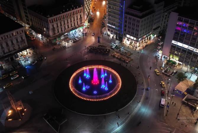 Les fontaines de la place centrale d&rsquo;Athènes sont illuminées aux couleurs du tricolore arménien pour saluer le 30e anniversaire des relations diplomatiques entre la Grèce et l’Arménie