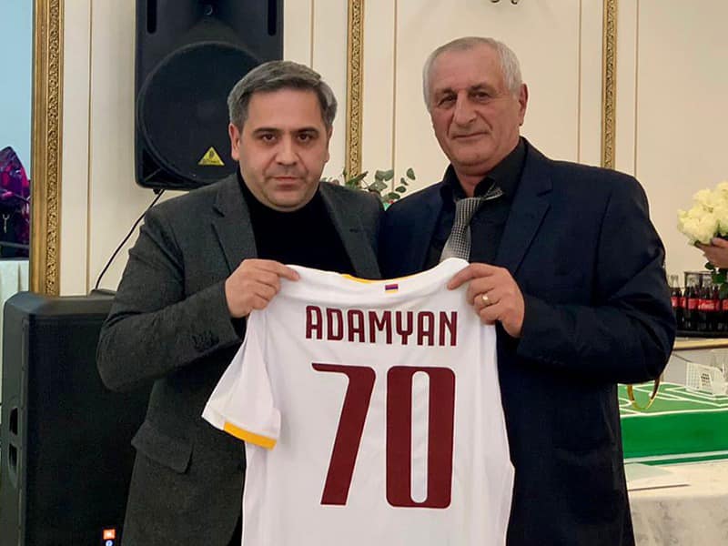 Armen Melikbekyan remet la médaille d&rsquo;or de la Fédération arménienne de football et un T-shirt à Andranik Adamyan