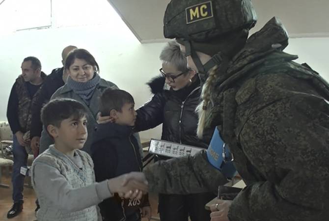 Les forces russes de paix ont remis des cadeaux à des enfants dans un village de l’Arstakh