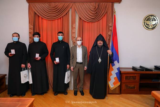 Le ministre d&rsquo;État de l&rsquo;Artsakh, Artak Beglaryan, a remis des récompenses d&rsquo;État aux membres de l’Eglise arméniennes qui sont retournés à Dadivank