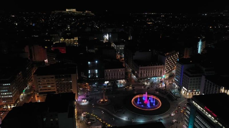 La mairie de Rhodes et les fontaines de la place Omonia à Athènes sont illuminées aux couleurs du tricolore arménien