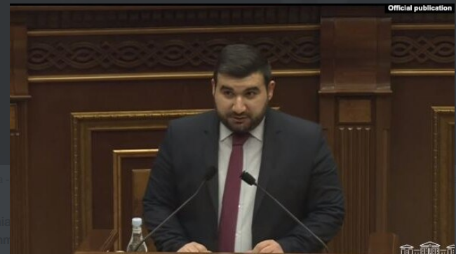 Un député de la majorité suscite l’indignation pour avoir insulté les journalistes