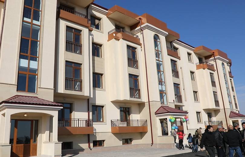 Un nouvel immeuble d’habitation avec plusieurs dizaines d’appartements furent remis aux familles des militaires à Martakert (Artsakh)