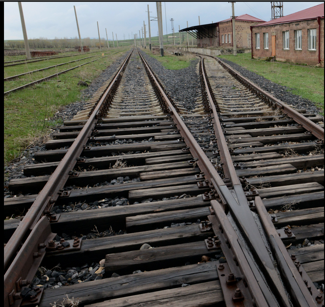 Bakou et Erevan seraient très bientôt à portée de train, selon Pachinian