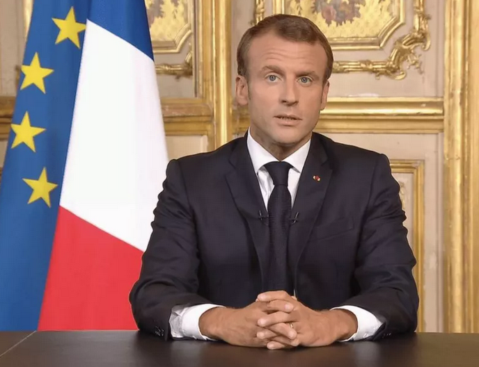 Emmanuel Macron en conférence actuellement avec N.Pachinian, I. Aliev et C.Michel