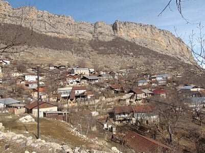 L’église arménienne Sourp Asdvadzadzine du village de Karintak en Artsakh occupée a été vandalisée par les Azéris