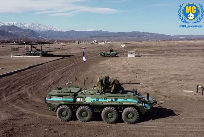 Les soldats Russes de paix ont effectué des exercices de tir avec des armes légères et des armes standard BTR-82A