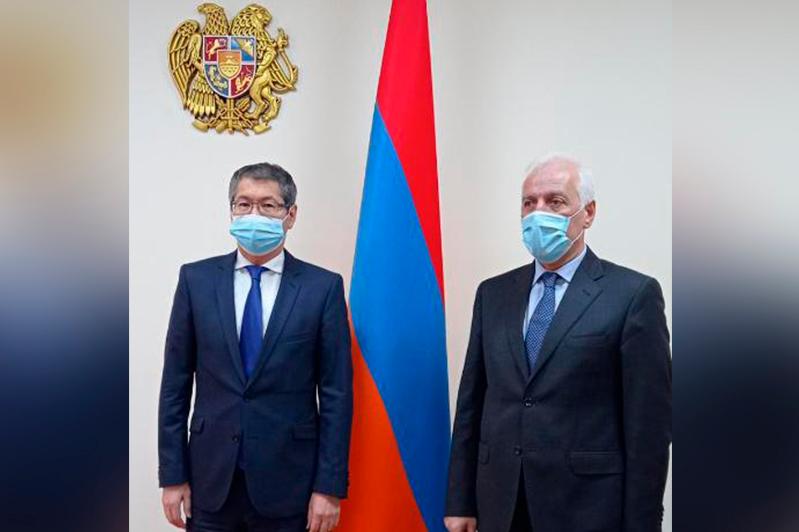 L’ambassadeur du Kazakhstan à Erevan rencontre le futur président arménien