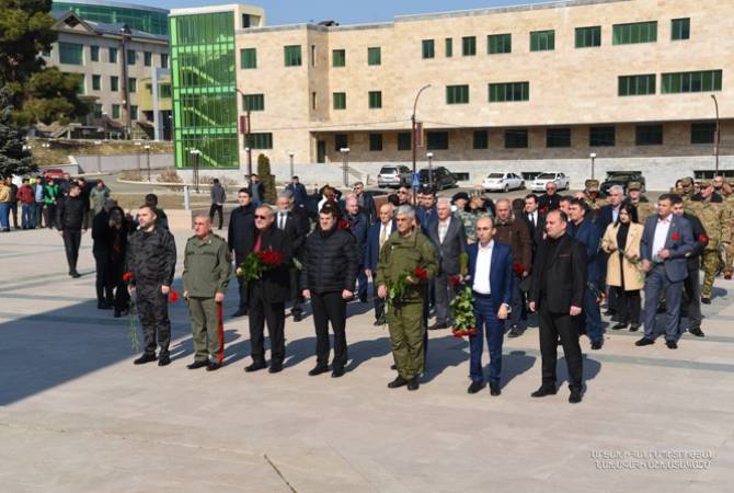 Le président de la République de l’Artsakh a rendu hommage au 34e anniversaire du mouvement Artsakh au mémorial de la ville et au panthéon militaire de Stepanakert