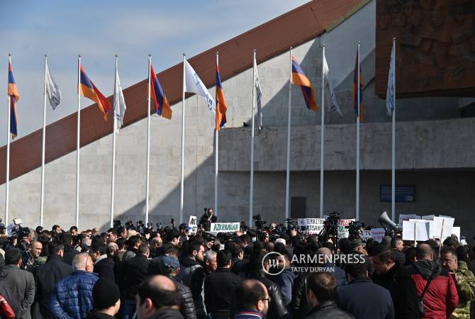 Des manifestants devant le Complexe Karen Demiryan d’Erévan ont protesté contre la venue de la délégation azérie en Arménie à l’occasion de l’Assemblée parlementaire Euronest