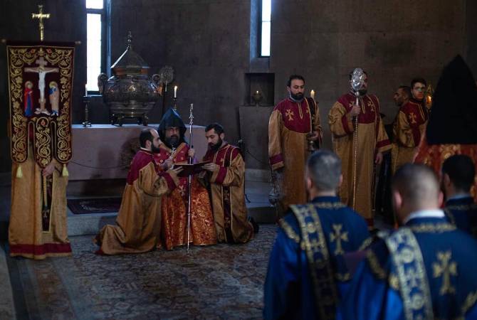Huit diacres ont été ordonnés à Sainte-Etchmiadzine