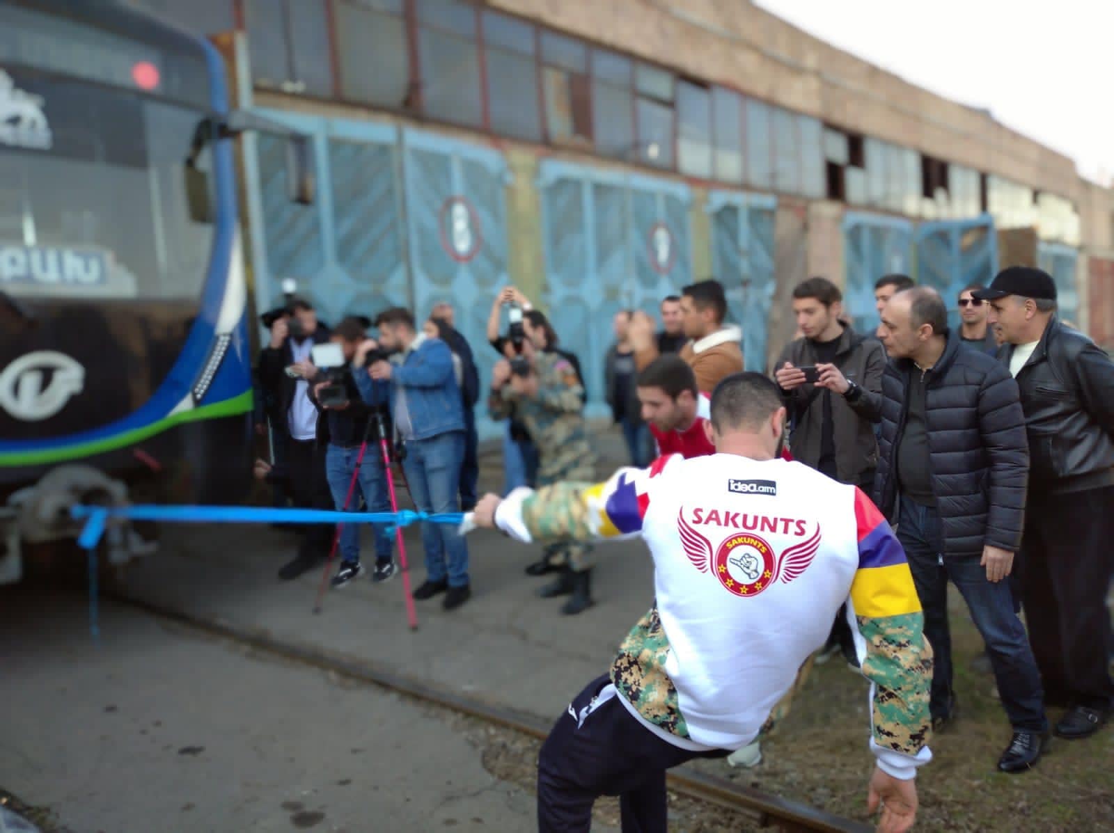 Record du monde Guinness des records pour l’Arménien Yuri Sakunts qui a tiré un wagon de métro de 10 mètres le petit doigt