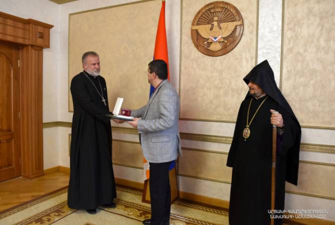 Le président de l&rsquo;Artsakh a décoré de l&rsquo;ordre « Mesrop Mashtots » le père Hovhannès Hovhannisyan responsable de l’Eglise arménienne de la région de Martakert