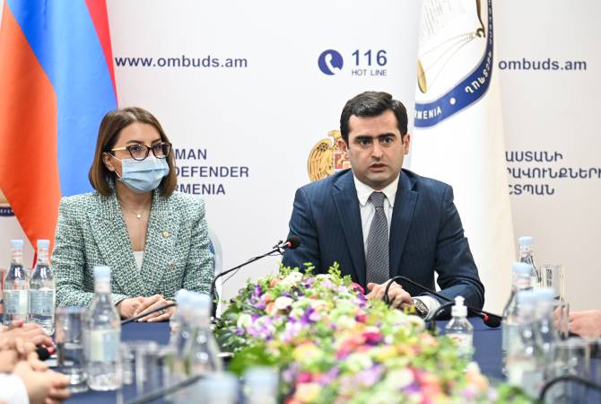 Hakob Arshakyan a présenté la nouvelle défenseuse des droits humains en Arménie, Kristine Grigoryan, au personnel du défenseur des droits humains