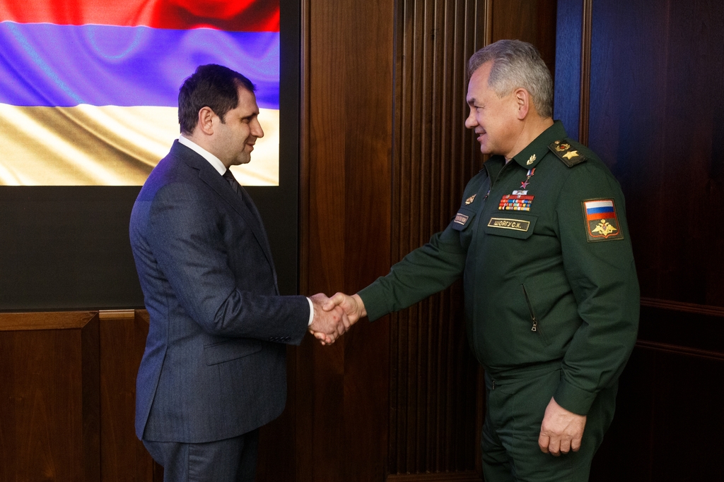 Les ministres arménien et russe de la Défense se sont rencontrés à Moscou aujourd’hui