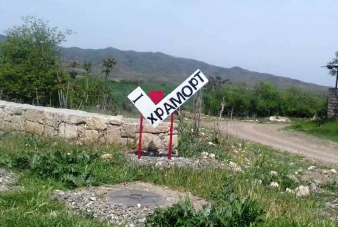 La police et les forces russes de paix sont à Khramort (Artsakh) où les Azéris menacent les Arméniens en les obligeant à quitter le village