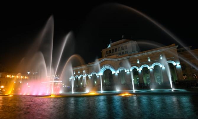 Le système son et lumière de la fontaine principale de la Place de la République à Erévan sera modernisé avec l’installation d’un un écran d&rsquo;eau