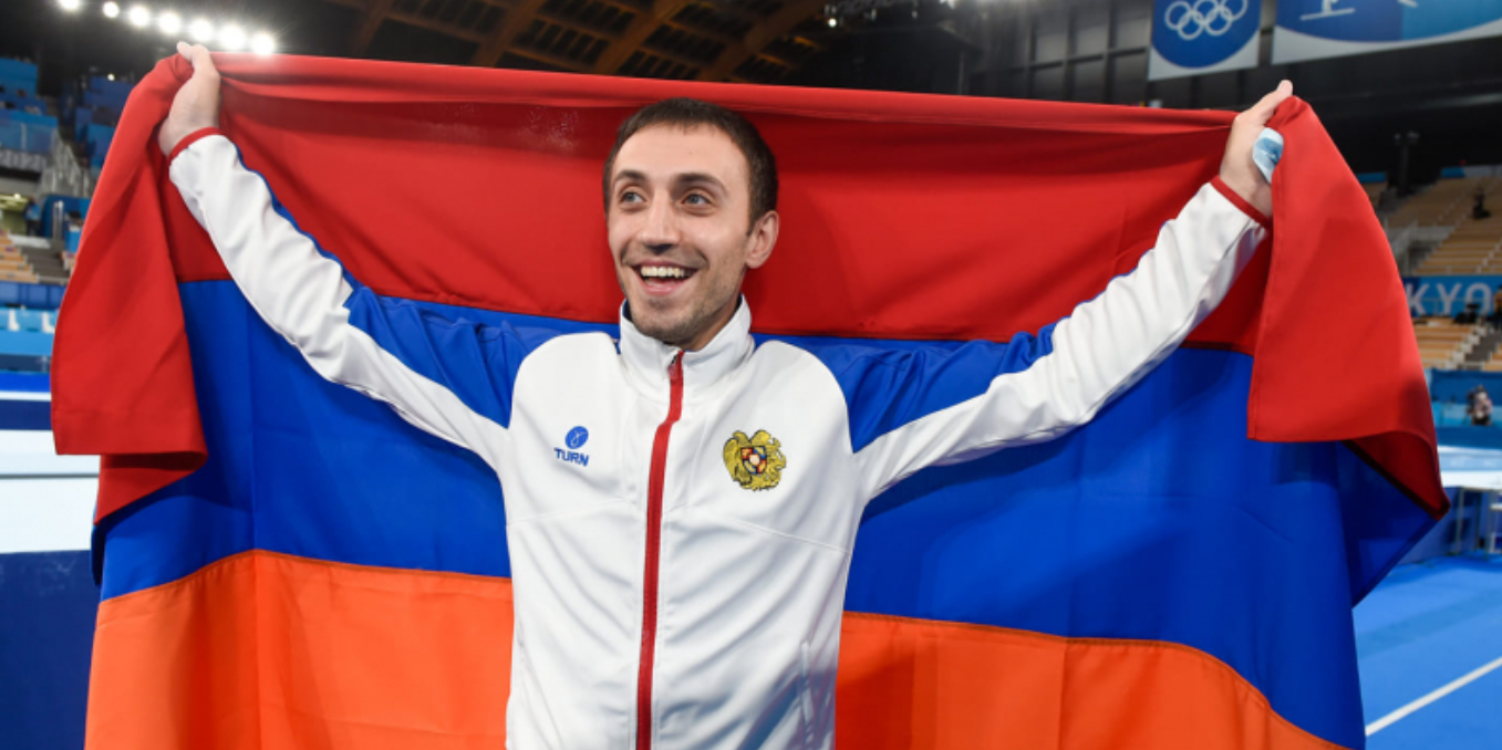 Artur Davtyan (Arménie) prend la première place au saut à cheval de la Coupe du monde de gymnastique à Cottbus (Allemagne)