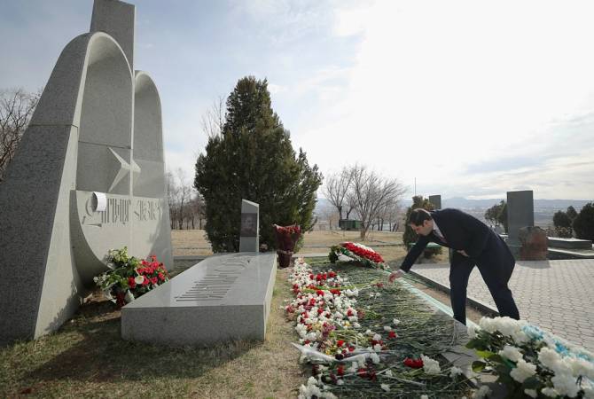 Le ministre arménien de la Défense, Suren Papikyan, a rendu hommage à la mémoire de Vazgen Sargsyan à Yerblur