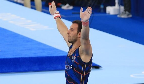 Artur Davtyan (Arménie) a remporté la médaille d’or au saut à cheval lors de la Coupe du monde de gymnastique à Doha (Qatar)
