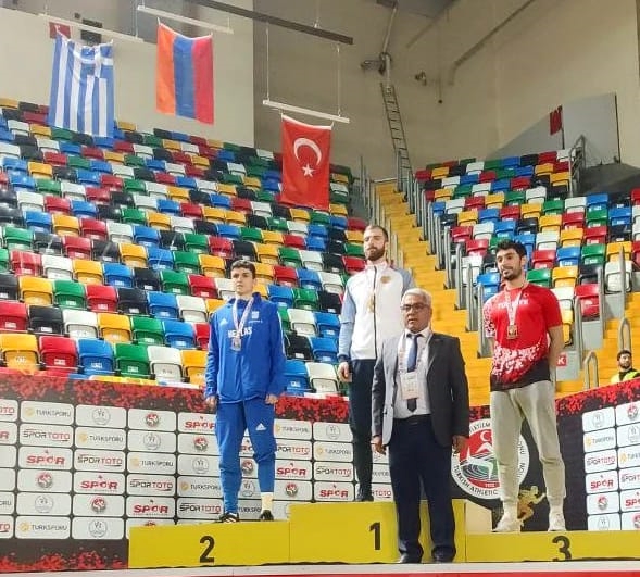 Le triple sauteur Leon Aghasyan (Arménie) gagne la médaille d’or lors du championnat des Balkans en salle