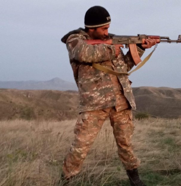 Les Azéris ouvrent le feu à la frontière ouste de l’Arménie vers Yeraskh tuant un sergent Arménien engagé, Hratch Manasaryan père de deux enfants