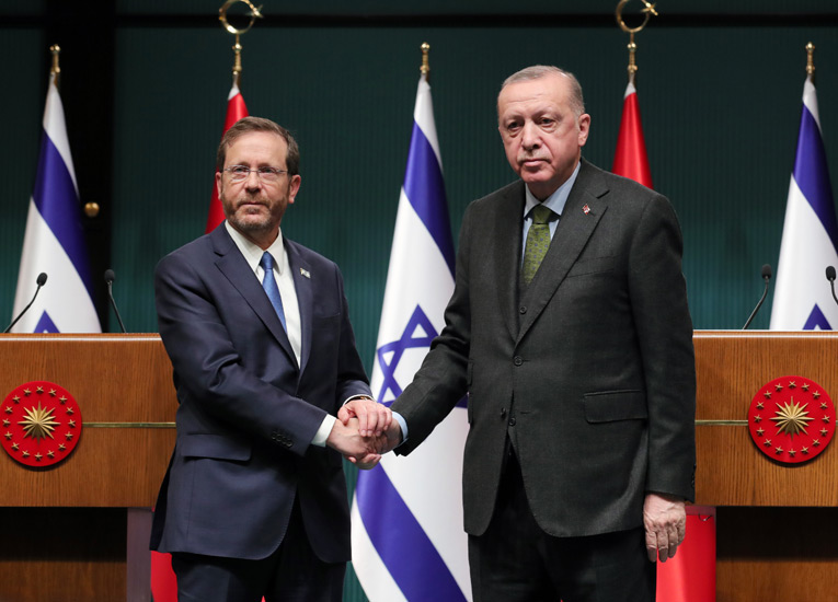 Le président israélien achève sa visite par une prière à la grande  synagogue d&rsquo;Istanbul