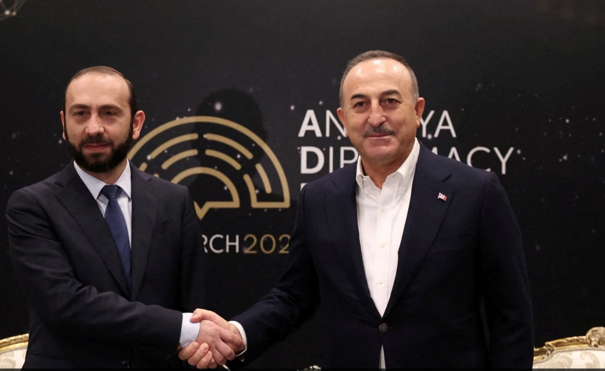 Cavusoglu affirme que ses entretiens avec Ararat Mirzoyan ont été très productifs