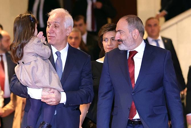 Nikol Pachinian et Anna Hakobyan ont assisté à la cérémonie d’investiture du nouveau Président arménien
