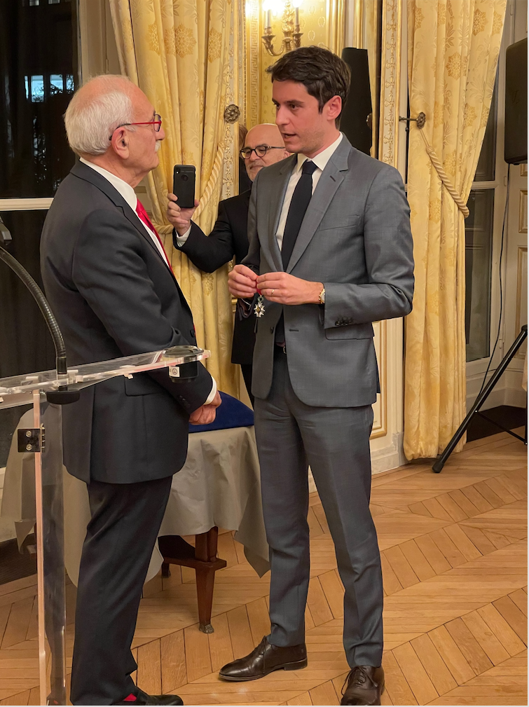 Gabriel Attal remet la Légion d’Honneur à Michel Pazoumian